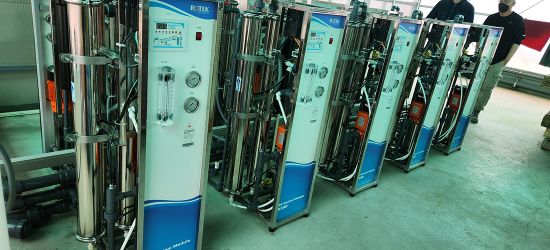 KSRO 系統憑藉脈衝沖洗技術，提高純水回收率至 65%，並降低濃廢水排放。其創新設計結合高流量 RO 膜與專利控制器，不僅提升產水效率，還減少維護成本。多台 KSRO6000 可並聯安裝，適用於大規模水處理工程，展現卓越性能與環保效益。ROTEK 持續研發創新技術，為市場提供高效、節水的純水解決方案。